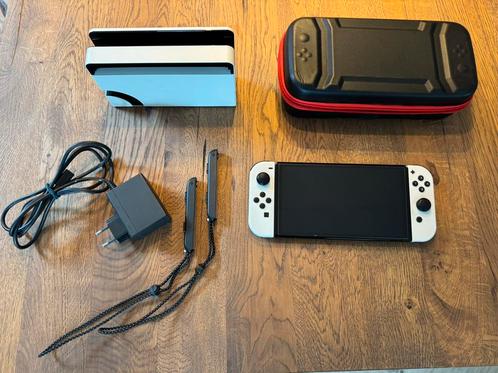 Nintendo Switch OLED wit, Spelcomputers en Games, Spelcomputers | Nintendo Switch, Zo goed als nieuw, Switch OLED, Met 2 controllers