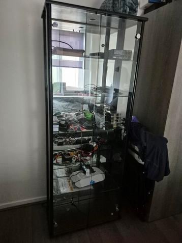 Zwarte Vitrinekast met Glasplaten beschikbaar voor biedingen