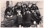 Staphorst - Tusschen schooltijd 4 meisjes op rij (1950?), Verzamelen, Ophalen of Verzenden, 1940 tot 1960, Gelopen, Overijssel