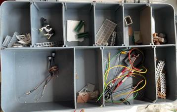 Doos met acessoires, onderdelen, verlichting beschikbaar voor biedingen