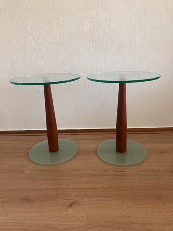2 ronde glazen bijzettafels met houten voet beschikbaar voor biedingen