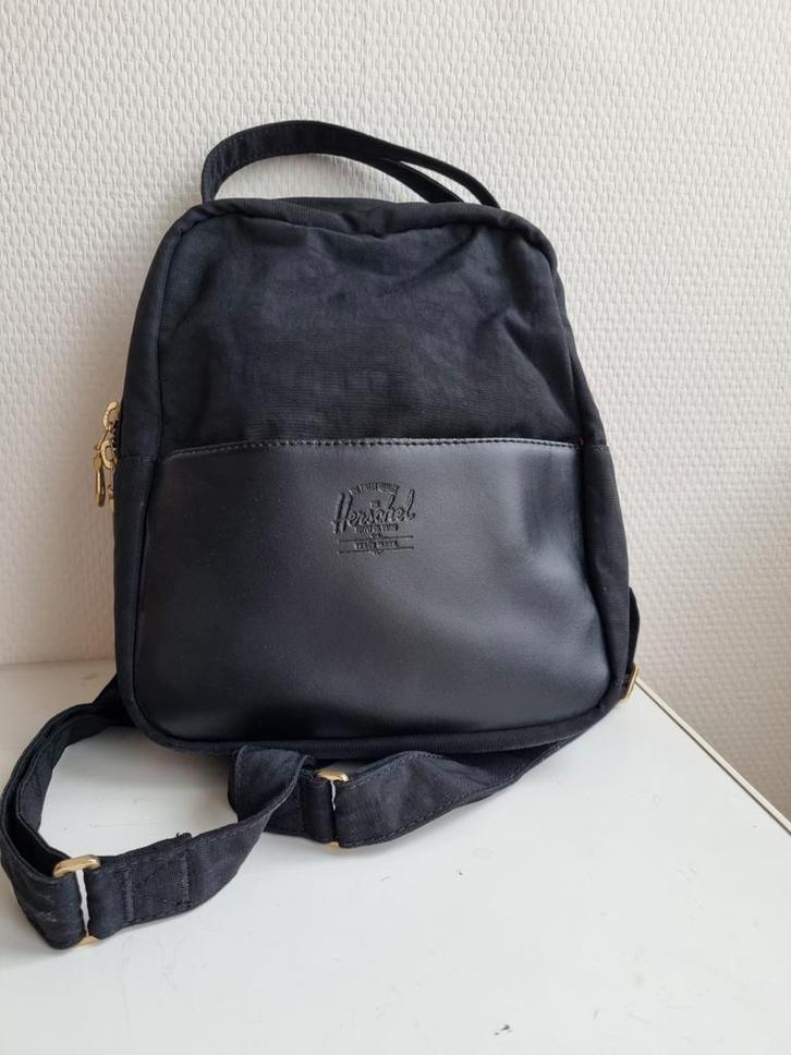 Herschel Orion Kleine Zwarte Rugtas - Nieuw, Sieraden, Tassen en Uiterlijk, Tassen | Rugtassen, Nieuw, Overige merken, Minder dan 25 cm