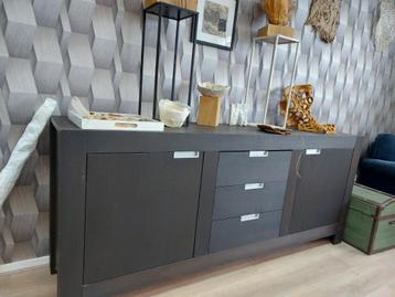 Donker zwaar dressoir met 2 deuren en 3 laden beschikbaar voor biedingen
