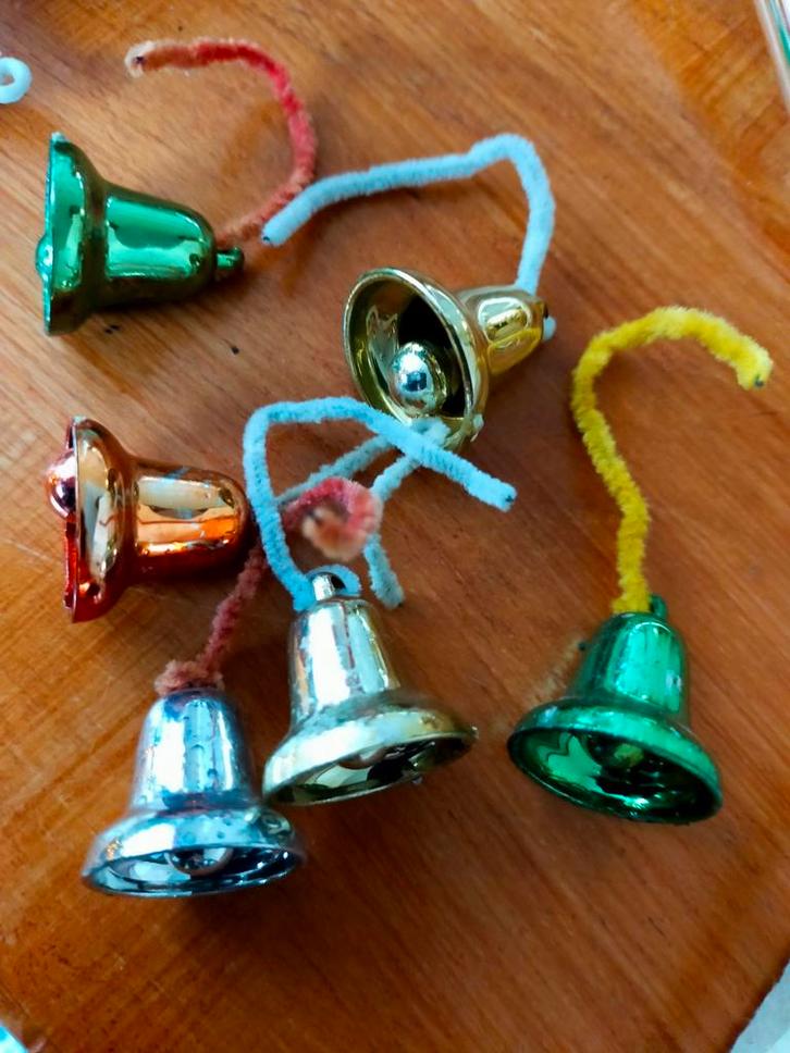 GRATIS OP TE HALEN KERSTVERSIERING KLOKJES VINTAGE RETRO, Diversen, Kerst, Ophalen of Verzenden