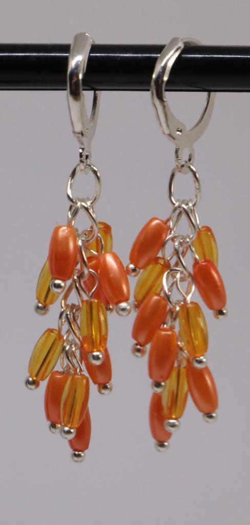 Oorringen met oranje ovalen rijstpareltjes, Sieraden, Tassen en Uiterlijk, Oorbellen, Nieuw, Hangers, Oranje, Ophalen of Verzenden