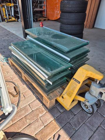 90 glas platen  beschikbaar voor biedingen