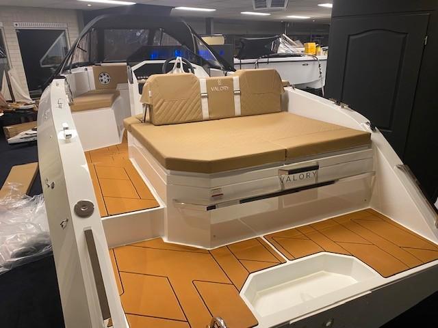 Valory 570 console boot, Watersport en Boten, Vis- en Consoleboten, Nieuw, 70 pk of meer, 3 tot 6 meter, Benzine, Buitenboordmotor