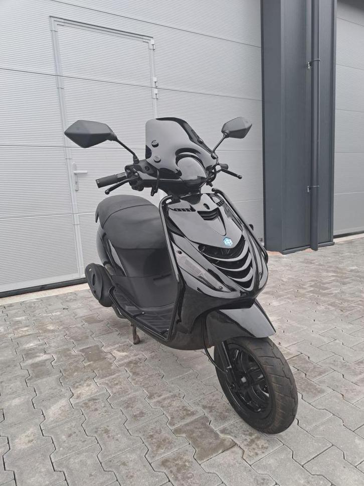 Piaggio Zip 4T Scooter Glans Zwart FULL OPTION 45km/u (BROM), Fietsen en Brommers, Scooters | Piaggio, Zo goed als nieuw, Zip