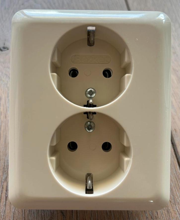 Berker (Modul 2) wandcontactdozen crème (2x), Doe-het-zelf en Verbouw, Elektra en Kabels, Zo goed als nieuw, Stopcontact, Ophalen of Verzenden
