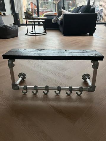 Handgemaakte Kapstok met Plank beschikbaar voor biedingen