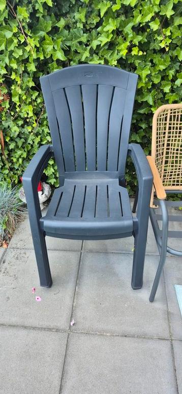 2 Plastic tuinstoelen gratis beschikbaar voor biedingen