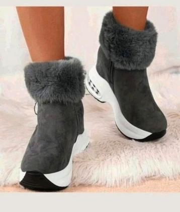 Nieuwe warme laarsjes maat 39-39.5. Binnenzool 25.1 cm beschikbaar voor biedingen