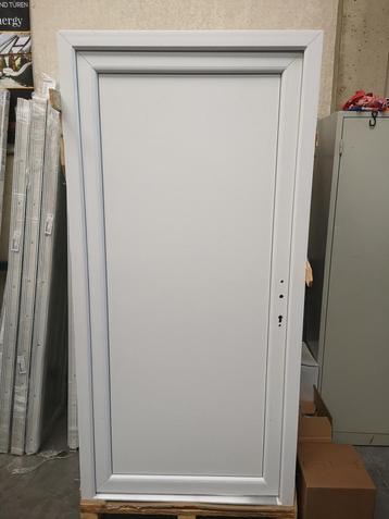 Kunststof buitendeur 98 x 200 wit RAL 9016 beschikbaar voor biedingen