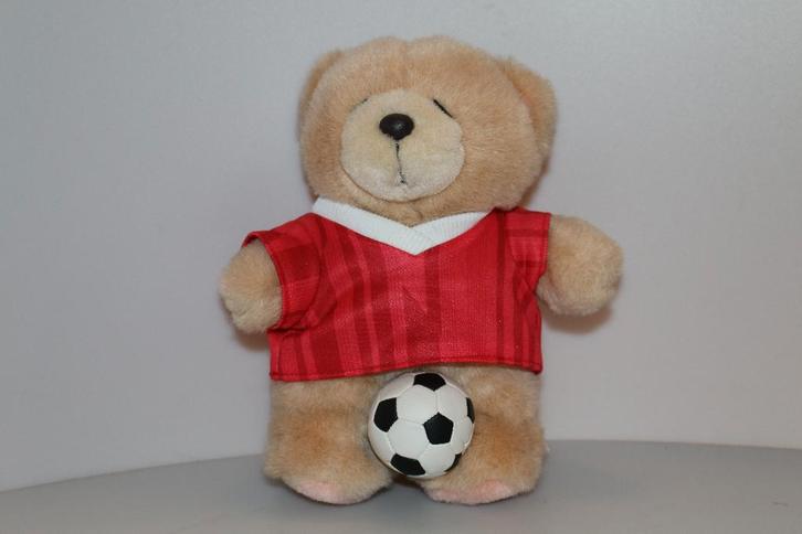 Forever Friends beer in tenue met voetbal voetballer kerst, Verzamelen, Beren en Cherished Teddies, Zo goed als nieuw, Stoffen beer