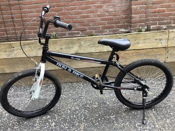 Twee nog leuke jongensfietsjes te koop beschikbaar voor biedingen