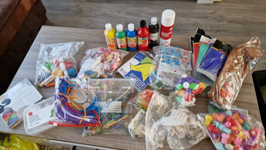 Knutseldoos met inhoud + verfschorten, Ophalen of Verzenden, Gebruikt