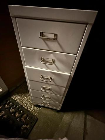 Metalen ladekast met 6 lades beschikbaar voor biedingen