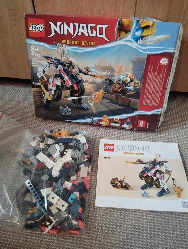LEGO Ninjago 71792 - Sora's Transformerende Mega racemotor, Kinderen en Baby's, Speelgoed | Duplo en Lego, Zo goed als nieuw, Ophalen of Verzenden