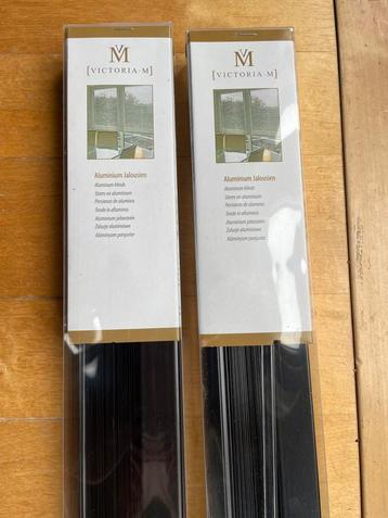 2x zwarte luxaflex 80x130 cm beschikbaar voor biedingen