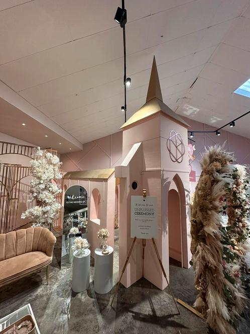 Grote roze kerk als decorstuk / speelplek of corso item, Hobby en Vrije tijd, Feestartikelen | Verhuur, Gebruikt, Carnaval, Ophalen