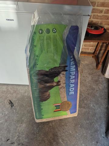 Zak met hemparade hemp bodembedekking voor meer dan 60% vol beschikbaar voor biedingen