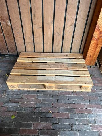 2 pallets gratis af te halen beschikbaar voor biedingen