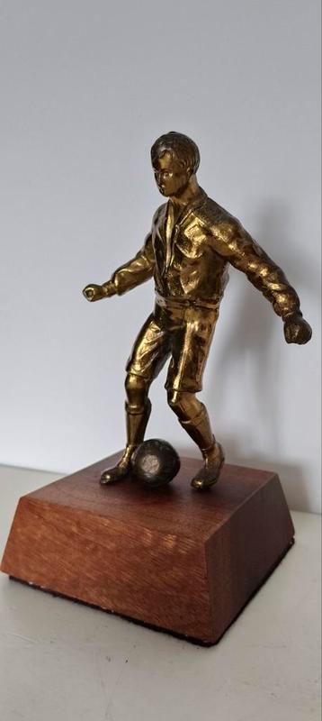 Antieke Bronzen Voetballer Sculptuur beschikbaar voor biedingen