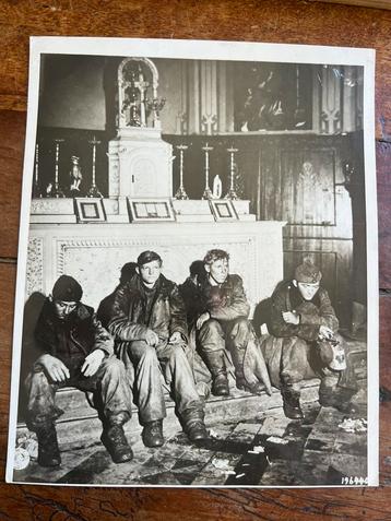 WO2 Amerikaanse persfoto Duitse POW in franse belgische kerk beschikbaar voor biedingen