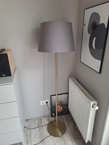 Mooie Staande Lamp - Grijs/Goud beschikbaar voor biedingen