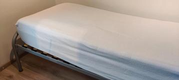 Eenpersoonsbed met matras van Ikea  90x200 - afbeelding 1