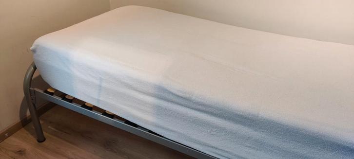 Eenpersoonsbed met matras van Ikea  90x200, Huis en Inrichting, Slaapkamer | Bedden, Gebruikt, Eenpersoons, 90 cm, 200 cm, Hout