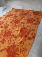 Oranjerode viscose omslagsjaal met bloemen 100 x 135 cm., Ophalen of Verzenden, Nieuw, Maat 46/48 (XL) of groter, Sjaal