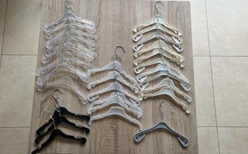 Plastic kleerhangers voor baby/kinderkleding. beschikbaar voor biedingen