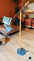 Staande lamp van MADE, Huis en Inrichting, Lampen | Vloerlampen, Ophalen, Zo goed als nieuw, Hout