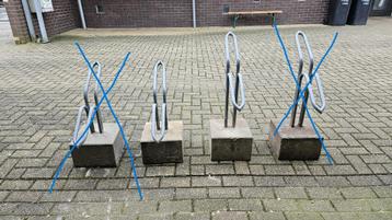 Fietsbeugel met betonblok beschikbaar voor biedingen
