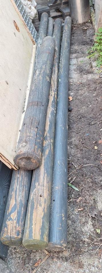4 lange ronde houten palen 5 euro per stuk en 1 korte beschikbaar voor biedingen