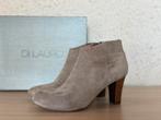 Di Lauro enkellaarsjes dames gr. 40 suede beige zgan, Kleding | Dames, Schoenen, Ophalen of Verzenden, Zo goed als nieuw, Beige