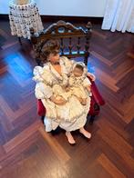 Porseleinen popjes in stoel, Antiek en Kunst, Antiek | Speelgoed, Ophalen