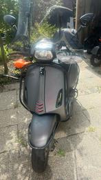 Vespa sprint 2017 mat grijs, Fietsen en Brommers, Scooters | Vespa, Ophalen, Zo goed als nieuw