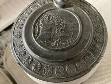 Stenen Bierpul, tinnen deksel met tekst “GEDENKE MEIN” beschikbaar voor biedingen