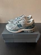 New Balance 1906R Silver Metallic Nightwatch Green | EU 44.5, Kleding | Heren, Schoenen, Overige kleuren, Nieuw, Ophalen of Verzenden