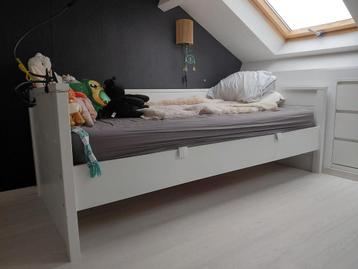 1-persoons Woood bed wit hout + matras beschikbaar voor biedingen