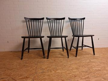 Vintage set van 3 spijlen stoelen