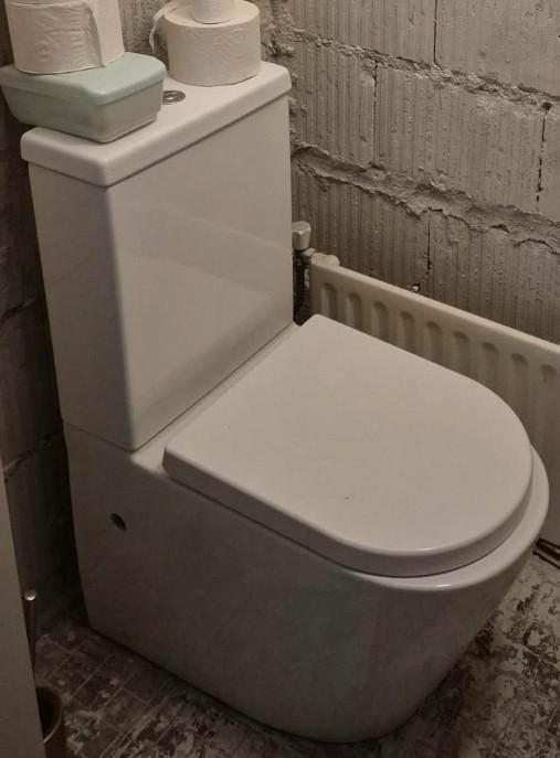Gratis Toilet - 5 jaar oud, Nijmegen, Huis en Inrichting, Badkamer | Complete badkamers, Gebruikt, Ophalen