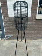 Zwarte Vloerlamp met Rotan Look, Huis en Inrichting, Lampen | Vloerlampen, Ophalen, Zo goed als nieuw, Metaal, 100 tot 150 cm