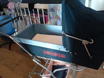 Ouderwetse kinderwagen beschikbaar voor biedingen