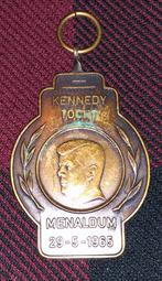 Medaille Menaldum Kennedy toch insigne 1965, Postzegels en Munten, Penningen en Medailles, Ophalen of Verzenden