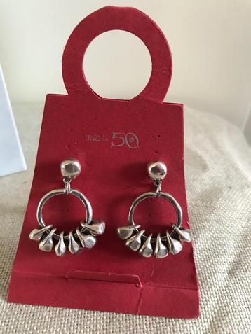 Uno de 50 oorbellen (102) Van begin periode beschikbaar voor biedingen