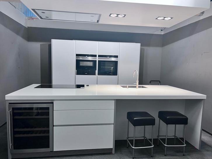Puntgave recente Bulthaup B1 model compleet met Siemens., Huis en Inrichting, Keuken | Complete keukens, Zo goed als nieuw, Dubbelwandige keuken