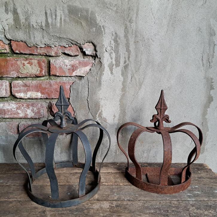 Brocante kroon met Franse Lelie rond of halfrond *Etage3*, Huis en Inrichting, Woonaccessoires | Overige, Gebruikt, Ophalen of Verzenden